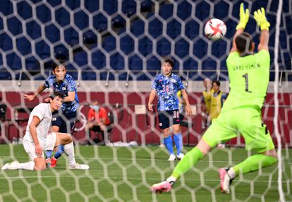 Spain's goalkeeper Unai Simon (R) saves a shot by Japan's forward Takefusa Kubo (2nd-L) during the Tokyo 2020 Olympic Games men's semi-final football match between Japan and Spain at Saitama Stadium in Saitama on August 3, 2021. (Photo by Jonathan NACKSTRAND / AFP)
