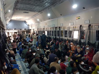Interior de uno de los aviones A400M del Ejército del Aire durante un vuelo del operativo español, este martes.