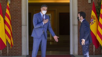 El presidente del Gobierno Pedro Sánchez saluda al presidente de la Generalitat Pere Aragonès en el Palacio de la Moncloa.