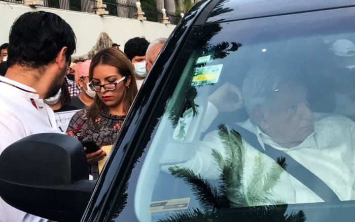 Estar retenido por CNTE 2 horas “no es nada” si “viví en el Zócalo como 2 meses” en protesta: AMLO | Video