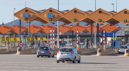 Una autopista de peaje.