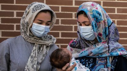 Familia afgana evacuada por España desde el aeropuerto de Kabul, Afganistan.