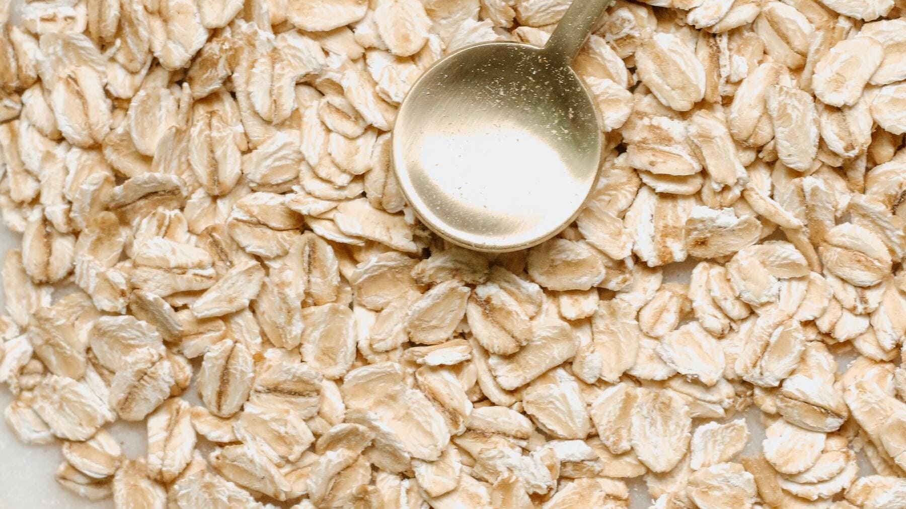 Exfoliante casero de avena y miel para renovar la piel