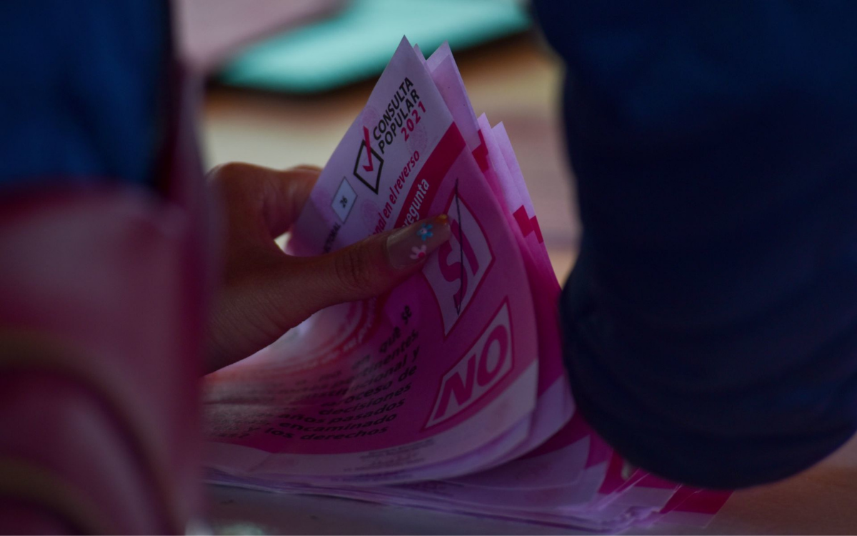 Exhiben a funcionarios de mesas receptoras cancelando papeletas de consulta popular | Videos