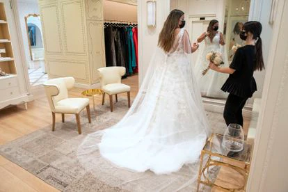 Tatiana Noreña se mira al espejo en una tienda Pronovias en Madrid. 