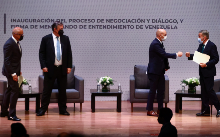 Gobierno y oposición de Venezuela terminan primeros diálogos; se reunirán nuevamente en septiembre