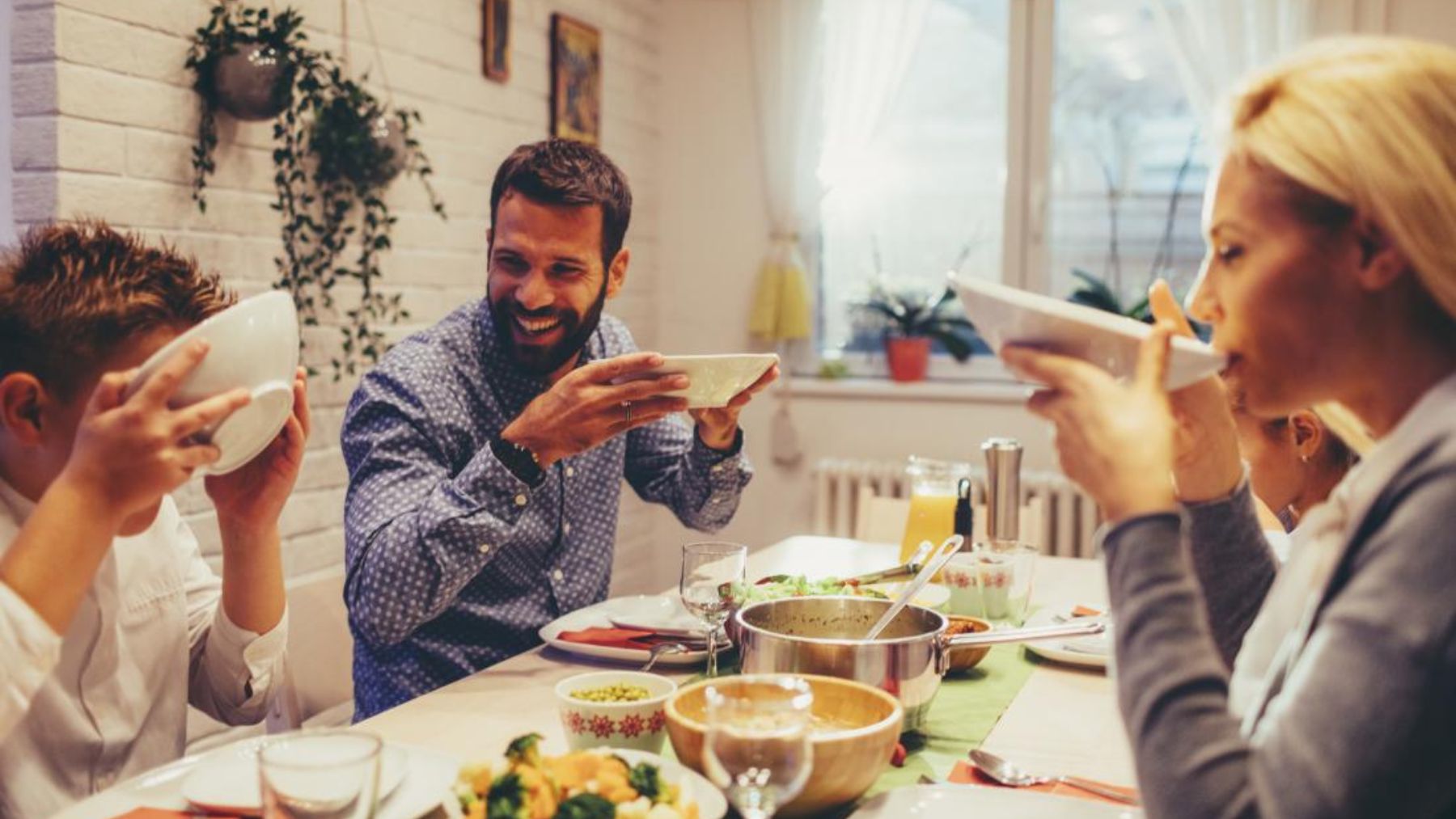 Hacer ruido con la comida mejora la calidad del plato