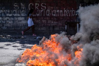 Una mujer durante una protesta que exige la liberación de presos políticos frente al Ministerio de Justicia y Seguridad Pública, en Puerto Príncipe, Haití, el 29 de julio de 2021.