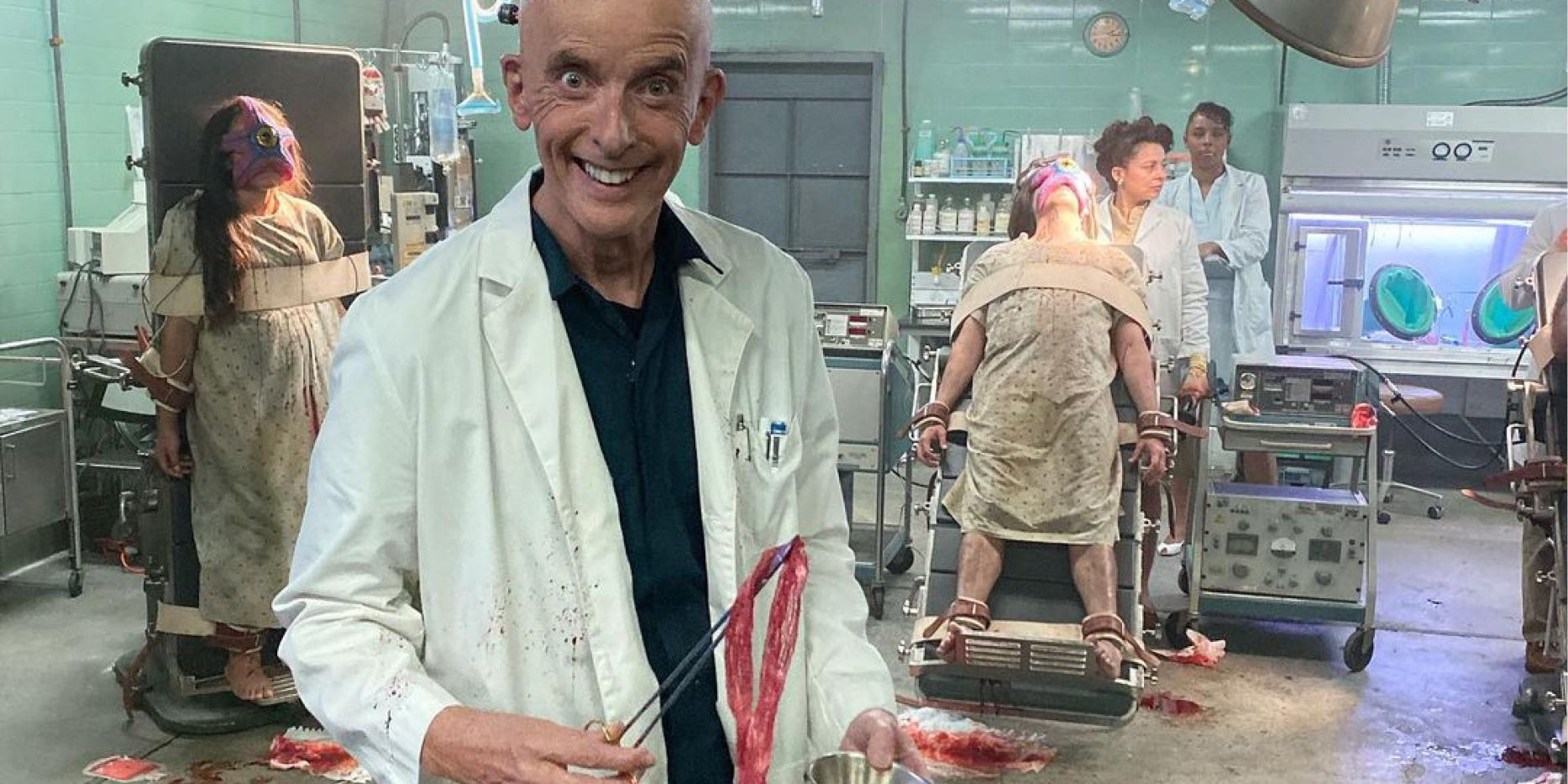 Imagen de BTS de Suicide Squad: El pensador de Peter Capaldi sostiene los intestinos humanos