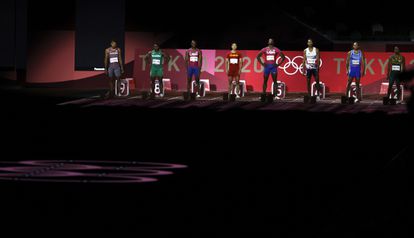 Los atletas alineados en sus carriles antes de correr la final de los 100m en el Estadio Olímpico de Tokio.