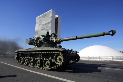 Un tanque de guerra pasa frente al Palacio de Planalto en Brasilia, Brasil, durante un desfile ordenado por Bolsonaro este martes.