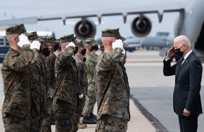 El presidente Joe Biden saluda a militares este domingo en la base de Dover (Delaware).