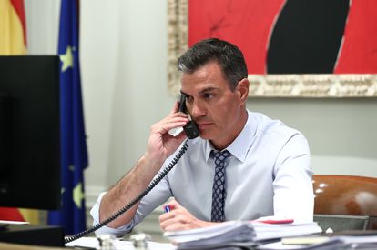 El jefe del Gobierno español, Pedro Sánchez, mantiene una conversación telefónica con el presidente de Estados Unidos, Joe Biden.