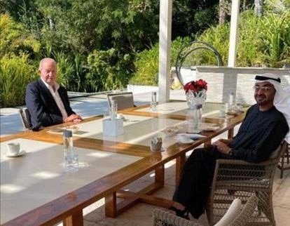 El rey emérito, con el príncipe heredero de Abu Dabi, Mohamed bin Zayeb, en el porche de la mansión donde reside en la isla de Zaya Nurai, en una imagen difundida en febrero.