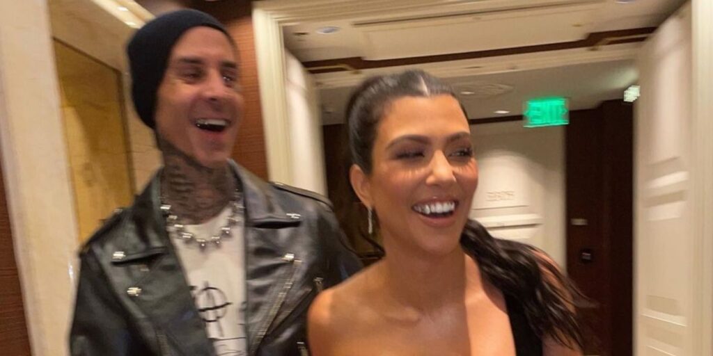 KUWTK: Travis Barker vuela con Kourtney Kardashian y honra a su difunto amigo