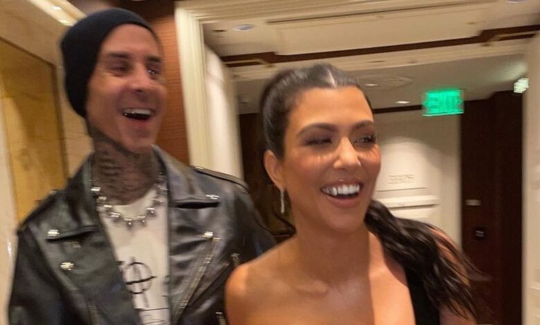KUWTK: Travis Barker vuela con Kourtney Kardashian y honra a su difunto amigo