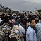 Central Asia - Afghanistan, capital city KabulCentral Asia - Afghanistan, capital city Kabul: 20 08 21. Cietnos de Afganos tratan de llegar al portón del aeropuerto el cual esta frente al Hotel Baron para poder ser evacuados, per en la trayectoria tienen que pasar los guardias Talibanes quien a veces los golpean y empujan. Al fond se ven unos soldados de algún país de europa del occidente. Juan Carlos.