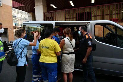 Varios trabajadores con tres menores marroquíes a las puertas del juzgado, tras presentar una denuncia solicitando habeas corpus, este lunes en Canarias.