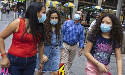 Varias personas con mascarilla pasean por Times Square, en Nueva York, el pasado martes.