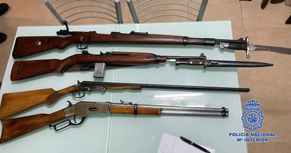 Parte de las armas incautadas en la vivienda de Murcia el pasado viernes.