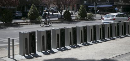 Una estación de BiciMad cerrada en la Avenida del General Perón, distrito de Tetuán.