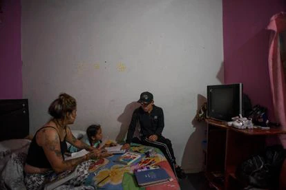Deivis Barrios, su esposa, Yusnai Blanco y su hija Denyerlin Barrios, en la habitación de alquiler en la que viven en un barrio del sur de Bogotá.