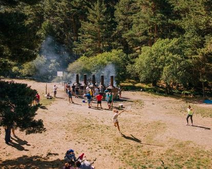 La gente suele llegar temprano a La Panera (Segovia), a las 10 de la mañana las barbacoas están llenas y ya hay colas para entrar a la zona.