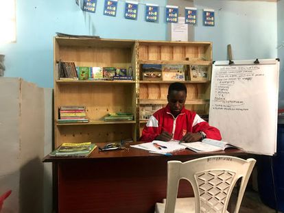 Un alumno de secundaria estudia en la biblioteca que ha instalado el Centro Big5 en el suburbio Komarock.