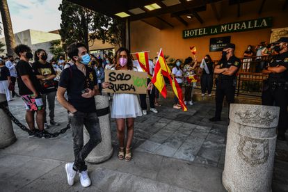 Partidarios de Vox en el hotel donde se alojó el líder del partido, Santigao Abascal, el pasado 24 de mayo en Ceuta.