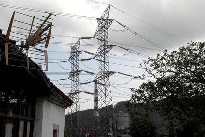 Vista de los alrededores de la central térmica de Aboño (Asturias), este martes.
