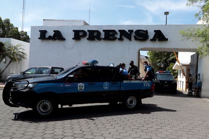 Miembros de la Policía de Nicaragua permanecen en la entrada de una propiedad de la Editorial La Prensa durante un operativo de allanamiento, en Managua.
