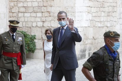 El rey Felipe VI saluda a su llegada al Palacio de la Almudaina para las audiencias con las autoridades baleares, este lunes.