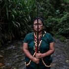 Alexandra Narváez, de la comunidad cofán de Sinangoe, es parte de la guardia indígena constituida en 2017 en respuesta a la concesión inconsulta de territorio cofán para actividades mineras.