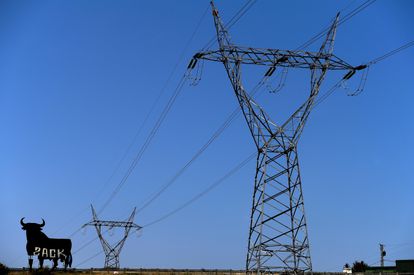 Torretas de alta tensión en la localidad poleas de El Berrón, Asturias.
