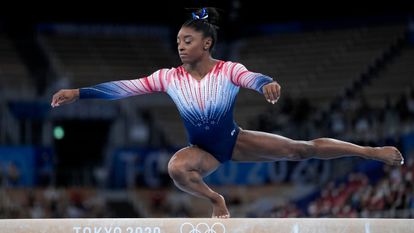 La gimnasta Simone Biles durante su ejercicio en la final de la barra de equilibrios-