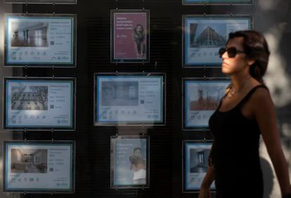 Carteles de alquiler en una inmboliaria del centro de Madrid.