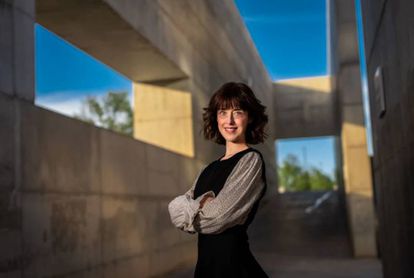 Irene Vallejo, en un parque de Zaragoza.