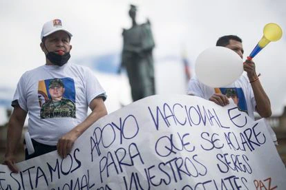 Familiares de los detenidos en Haití protestan en la Plaza Bolívar, en la capital de Colombia.
