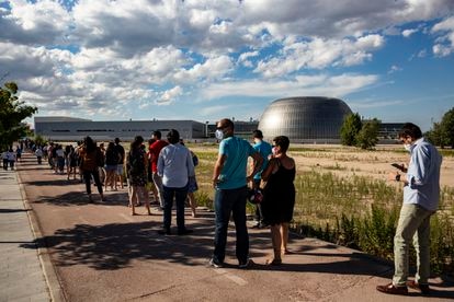 Una cola para vacunarse en el Hospital Isabel Zendal, en Madrid, el pasado 7 de julio.