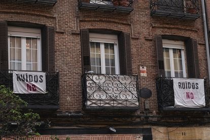 Protestas contra el ruido en un edificio de Madrid, en una imagen de archivo.