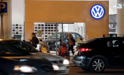 Un concesionario de Volkswagen en el centro de Barcelona.