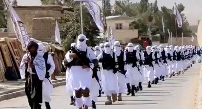 Desfile de talibanes uniformados en Qalat, la capital de la provincia de Zabul, el pasado jueves.