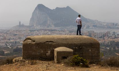 Vista de uno de los búnkeres de sierra Carbonera. Al fondo, el Peñón de Gibraltar y La Línea de la Concepción.