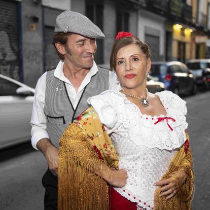 David López (59 años) y Carmen Cachadiña, vestidos de chulapos durante las fiestas de la Paloma. DAVID EXPÓSITO
