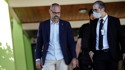 El bloguero Allan dos Santos, seguidor de Bolsonaro, junto a la Policía Federal durante la investigación por difusión de noticias falsas el pasado mayo en Brasilia.
