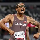 Tokyo (Japan), 04/08/2021.- Gold medalist Andre De Grasse of Canada celebrates after winning the Men's 200m final during the Athletics events of the Tokyo 2020 Olympic Games at the Olympic Stadium in Tokyo, Japan, 04 August 2021. (200 metros, Japón, Tokio) EFE/EPA/CHRISTIAN BRUNA
