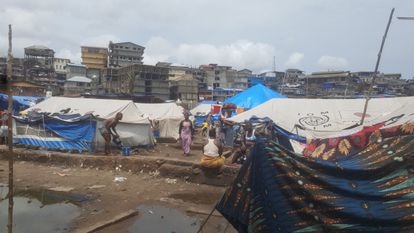 Muchos habitantes de Susan’s Bay llevan viviendo en tiendas de campaña desde que se produjera un incendio el pasado marzo. En plena temporada de lluvias, se quejan de inundaciones y de los insectos.