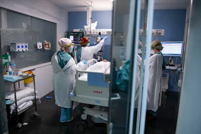 Sanitarios atendiendo a un paciente de covid en la UCI del Hospital del Mar, en Barcelona.