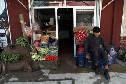 Un vendedor en una tienda de alimentación en Kabul este domingo.