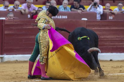 Morante de la Puebla, a la verónica, en la plaza de toros de Murcia.